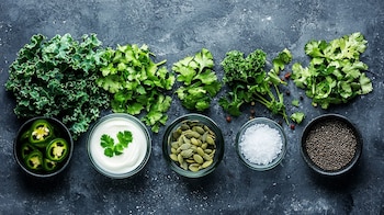 Ensalada fresca con col rizada,