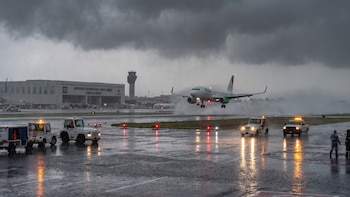 Alerta por fuertes lluvias en CDMX complica la operación del AICM: concentran despegues y aterrizajes en una pista
