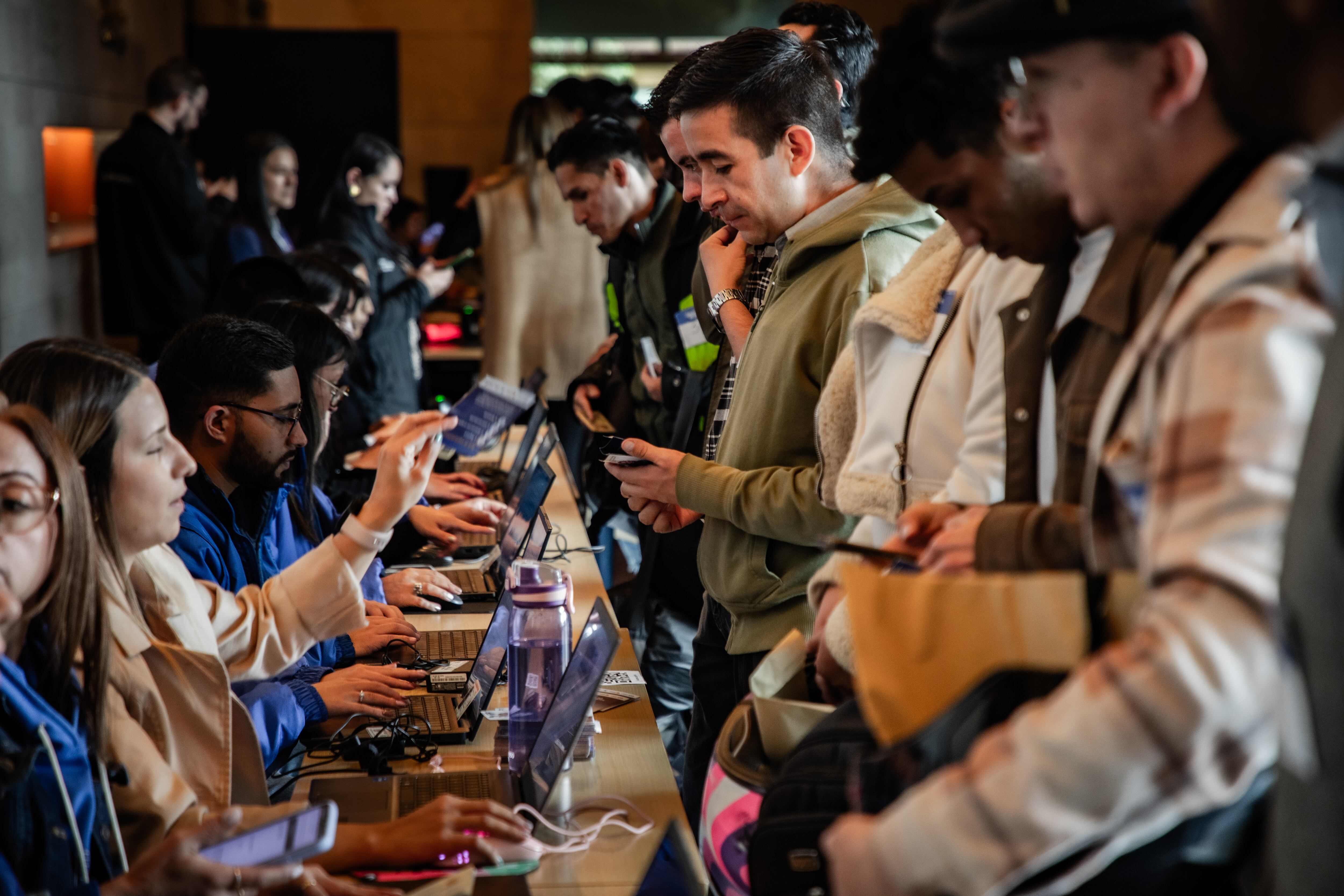 La iniciativa de la Secretaría Distrital ofrece más de 170 vacantes abiertas a candidatos sin experiencia. Jóvenes y mujeres son el foco de este impulso laboral en Bogotá - crédito Secretaría de Desarrollo Económico