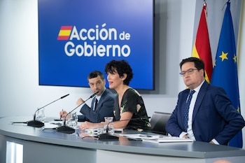 (I-D) El ministro de Derechos Sociales, Pablo Bustinduy; la ministra portavoz del Gobierno, Elma Saiz; y el ministro para la Transformación Digital y de la Función Pública, Óscar López. (Fernando Sánchez / Europa Press)
