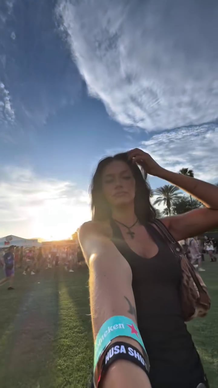 Oriana Sabatini se mostró en jornadas al aire libre y festivales sola y con amigos (Instagram)