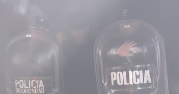 Los policías apostados en la