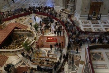 Las personas siguen aglomeradas para