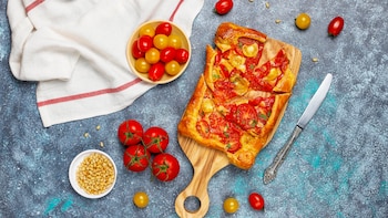 Receta de tarta salada con tomates cherry y burrata: una cena fácil, original y riquísima