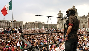 El subcomandante Marcos en el Zócalo de la Ciudad de México durante la Marcha del Color de la Tierra (Foto: Especial)