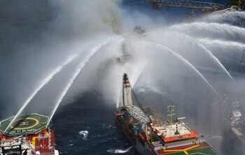 Botes rocían agua sobre una