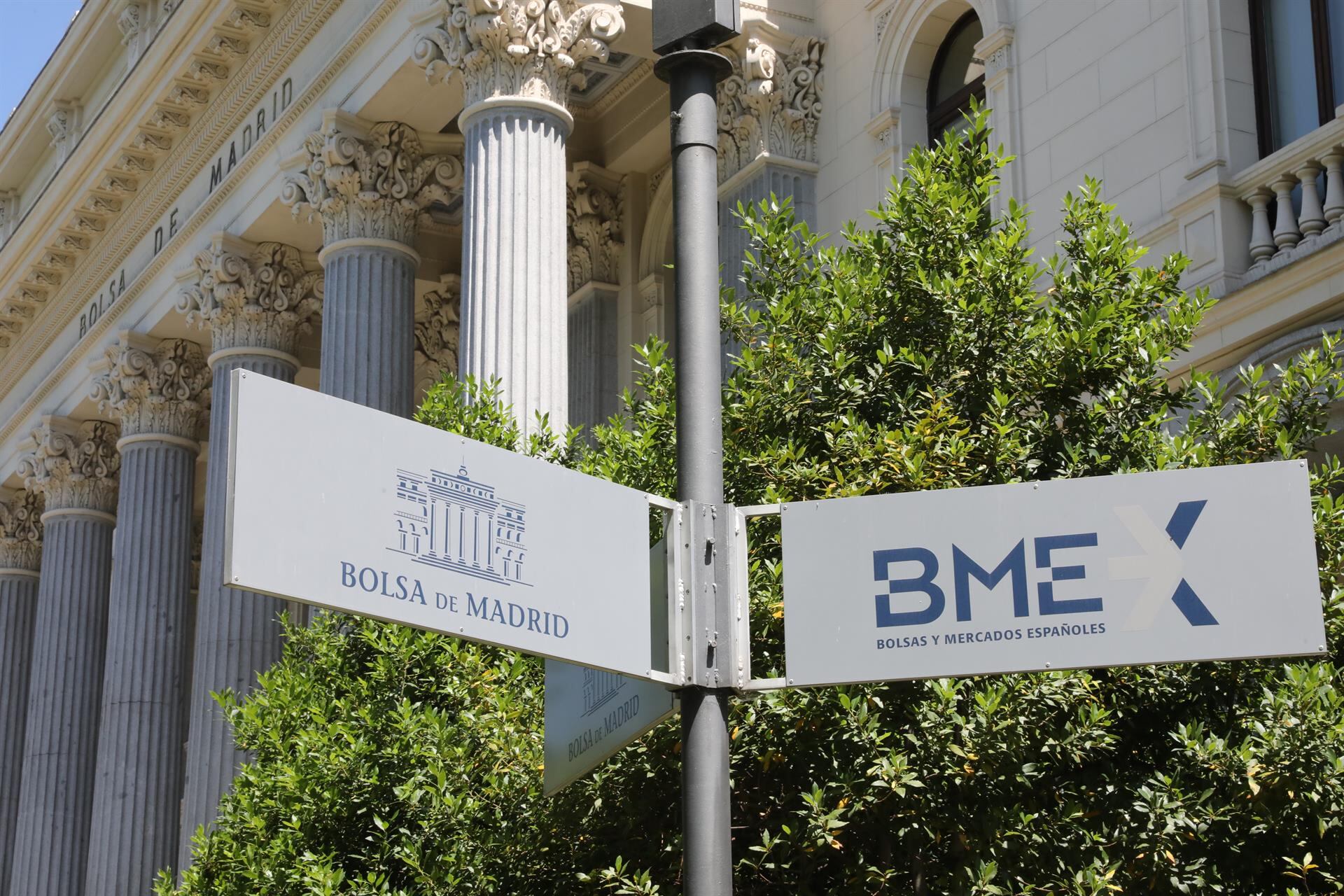 El Ibex 35 cae un 1,5% en la apertura, teñido de ‘rojo’, y pierde los 16.000, atento a Telefónica (-9%)