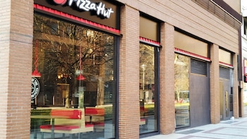 Pizza Hut, superada por la llegada de la cultura del reparto a domicilio, se venderá por 2.700 millones de dólares