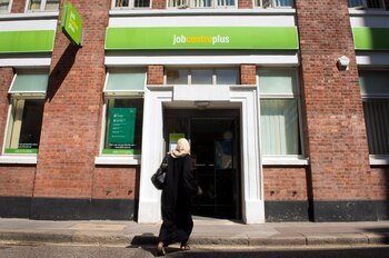 Una mujer se dirige a