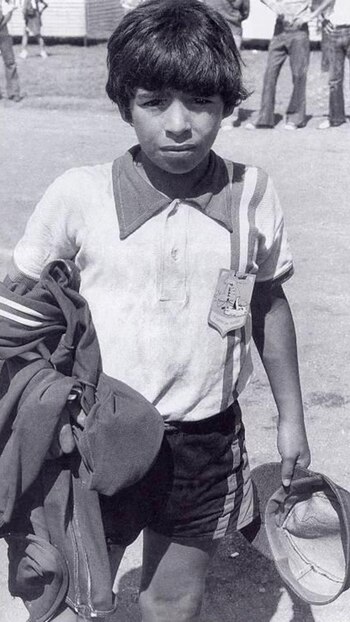 Una imagen icónica de Diego. Los Cebollitas era el nombre del equipo de la clase 1960, creado por Francisco Cornejo para disputar los Juegos Nacionales Evita del año 1973 y 1974