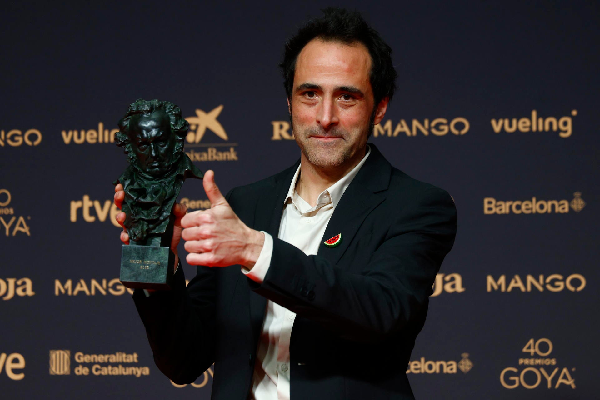 BARCELONA, 28/02/2026.- Cristóbal Fernández posa con el Goya a mejor montaje por su trabajo en ´Sirat´, durante la ceremonia de entrega de los Premios Goya en su 40 edición, este sábado en el Auditorio Fórum CCIB de Barcelona. EFE/Quique García.