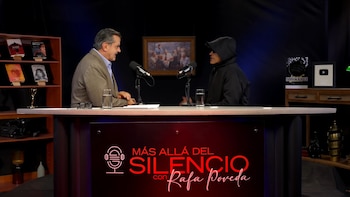Testimonio de “Carlos” en el pódcast 'Más allá del silencio', donde relató un presunto caso de retaliación criminal - crédito Más allá del silencio podcast/YouTube