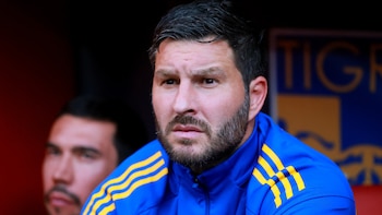 André-Pierre Gignac protagoniza escándalo al empujar a un árbitro en partido