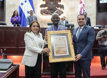 El Parlamento de Honduras homenajeó a los mundialistas de España 1982 con la Orden Gran Cruz Placa de Plata y un Pergamino Especial. (Foto: Congreso Nacional de Honduras)
