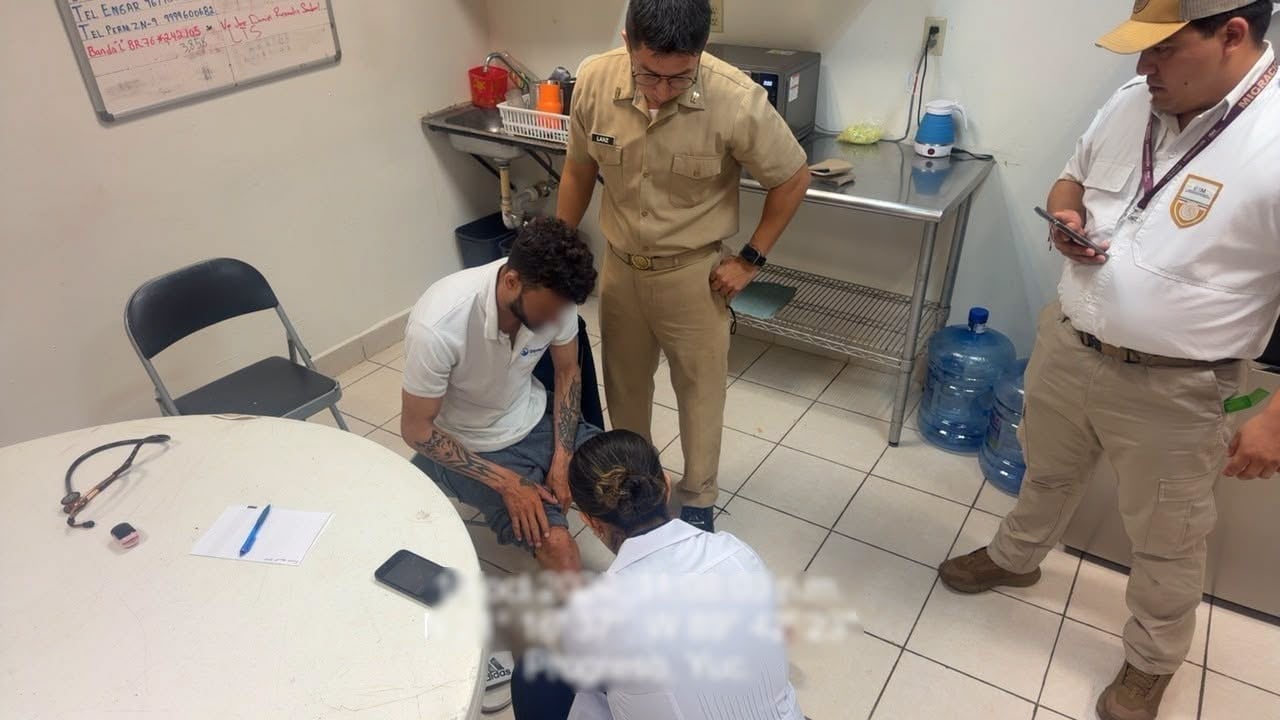 Fermín Izquierdo, natural de Mantua, fue auxiliado el 19 de octubre por un buque portacontenedores y trasladado al Hospital Naval de Yucalpetén, donde quedó estable tras recibir atención médica inicial. (Cortesía: Lector MX)