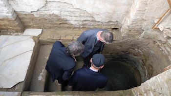 Funcionarios italianos examinan la mikve