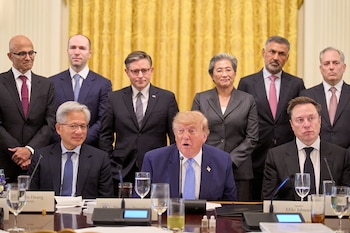 Donald Trump (centro) junto a Jensen Huang, presidente de Nvidia (izquierda), y Elon Musk (derecha), rodeados de ejecutivos de empresas de inteligencia artificial en la Casa Blanca, el 29 de septiembre de 2026. (AP Foto/Jacquelyn Martin)