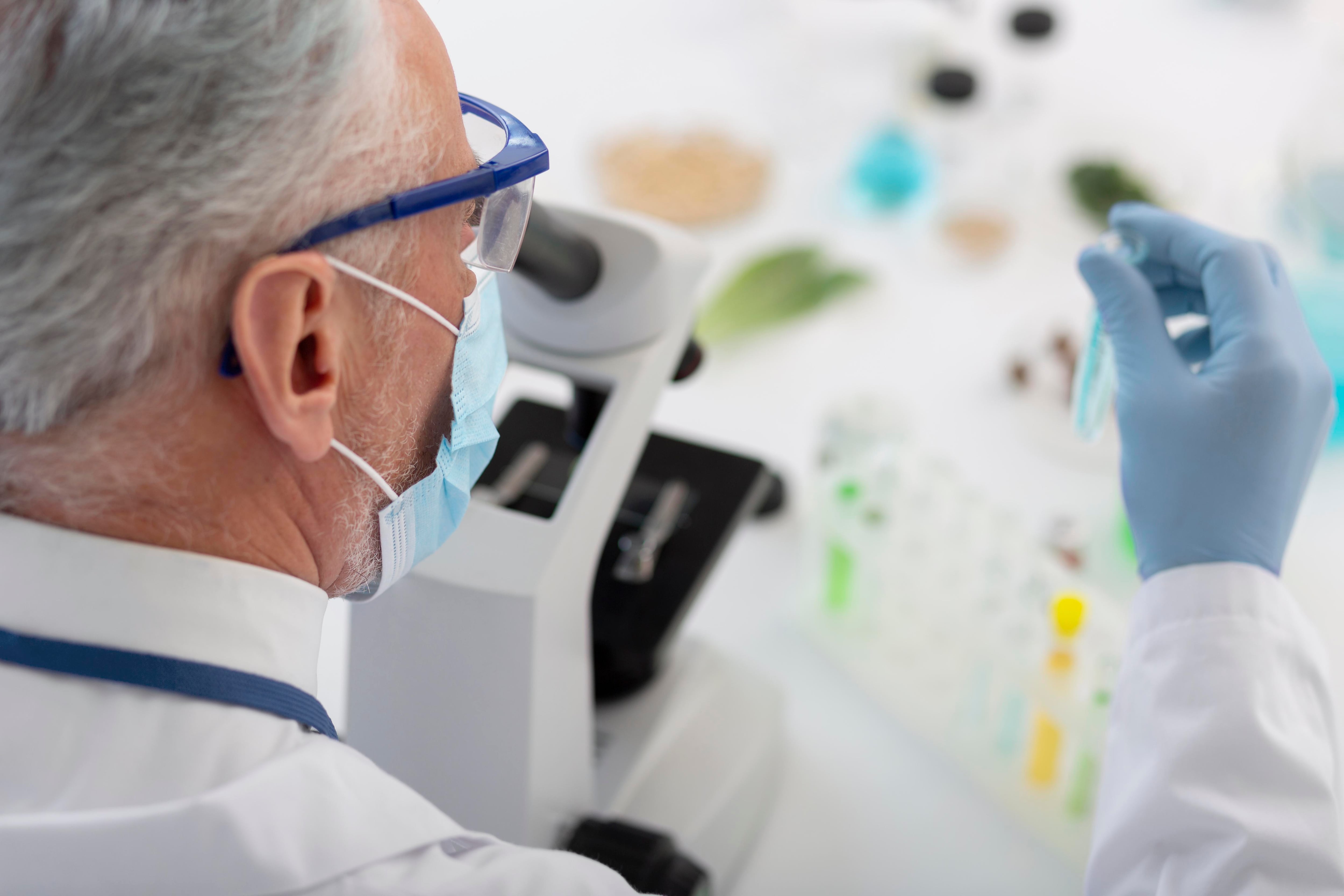 Un científico investigando en un laboratorio (Magnific)