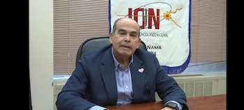 Julio Javier Santamaría Rubio, director general del Instituto Oncológico Nacional, sostiene que las mujeres deben realizarse la mamografía desde los 40 años, incluso cuando no presentan síntomas. Cortesía