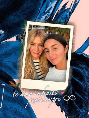 Fotografía de Cris Morena, de cabello rubio, y su nieta Azul, de cabello oscuro, sonriendo juntas. La imagen está enmarcada en un fondo decorativo con follaje azul y texto de amor