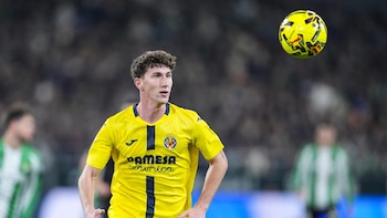 El defensa Pau Navarro amplía su contrato con el Villarreal CF hasta 2031