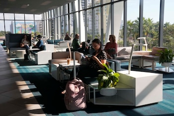 Los pasajeros esperan que llegue