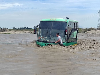 Bus quedó atrapado. (Foto: Andina)