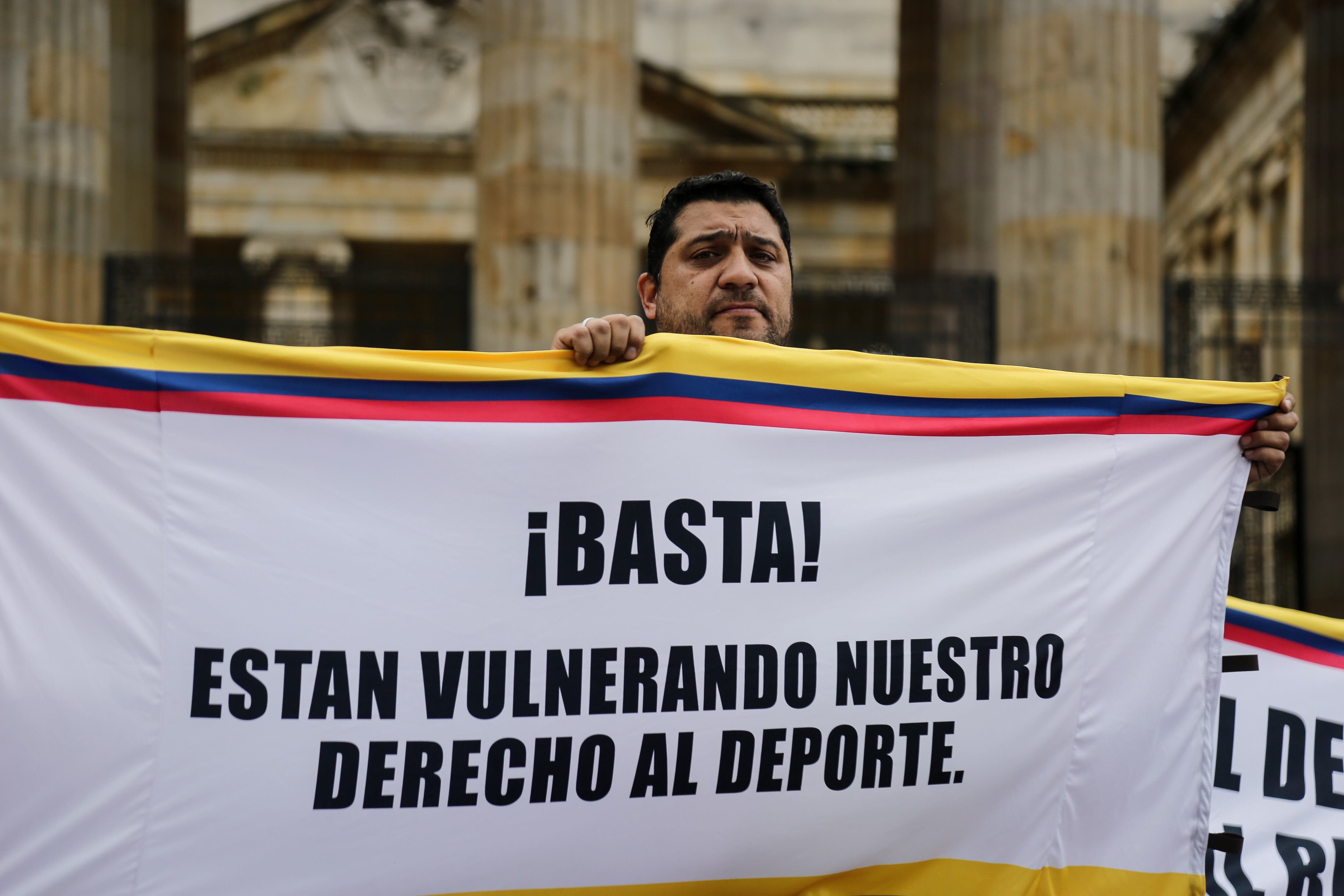 En agosto de 2025, un grupo de deportistas protestó a las afueras del Congreso por el recorte de presupuesto para el periodo de 2026 - crédito Colprensa
