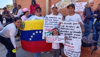 Docentes exigiendo mejoras salariales durante una protesta del 9 de abril 2026 en Venezuela