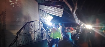 Equipos de rescate trabajaron entre los escombros tras el impacto.(FOTO: TU NOTA)