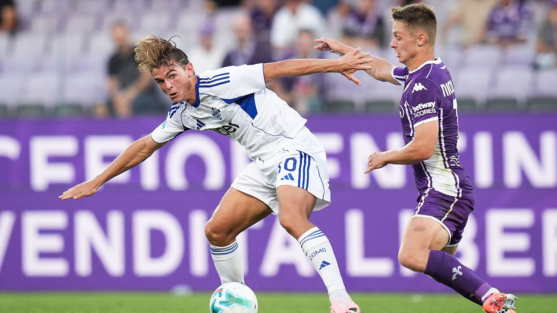El volante cubre el balón durante su gran partido ante la Fiore (AP)