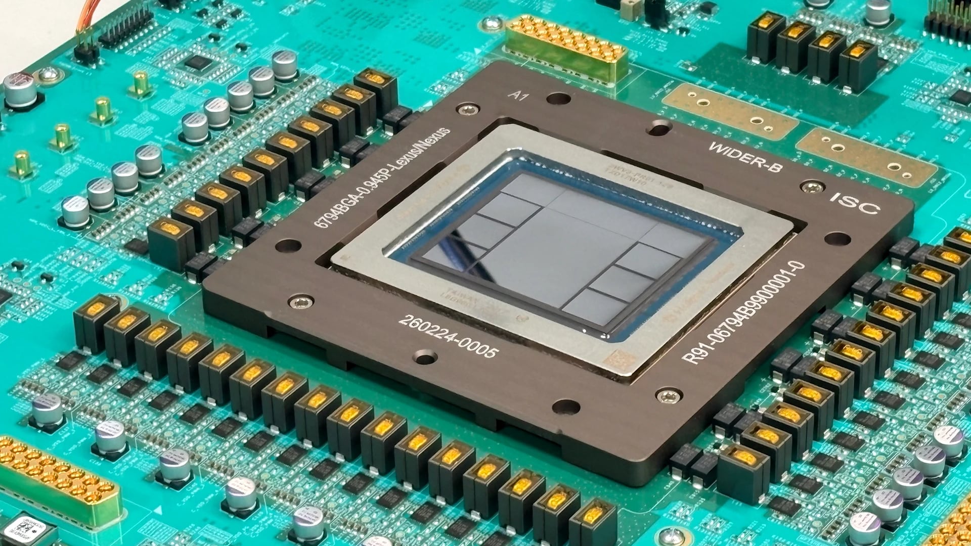 El chip tiene una potencia nominal de 700 vatios, aunque el consumo sostenido durante las pruebas se mantuvo en 550 vatios o por debajo de ese umbral. (OpenAI)