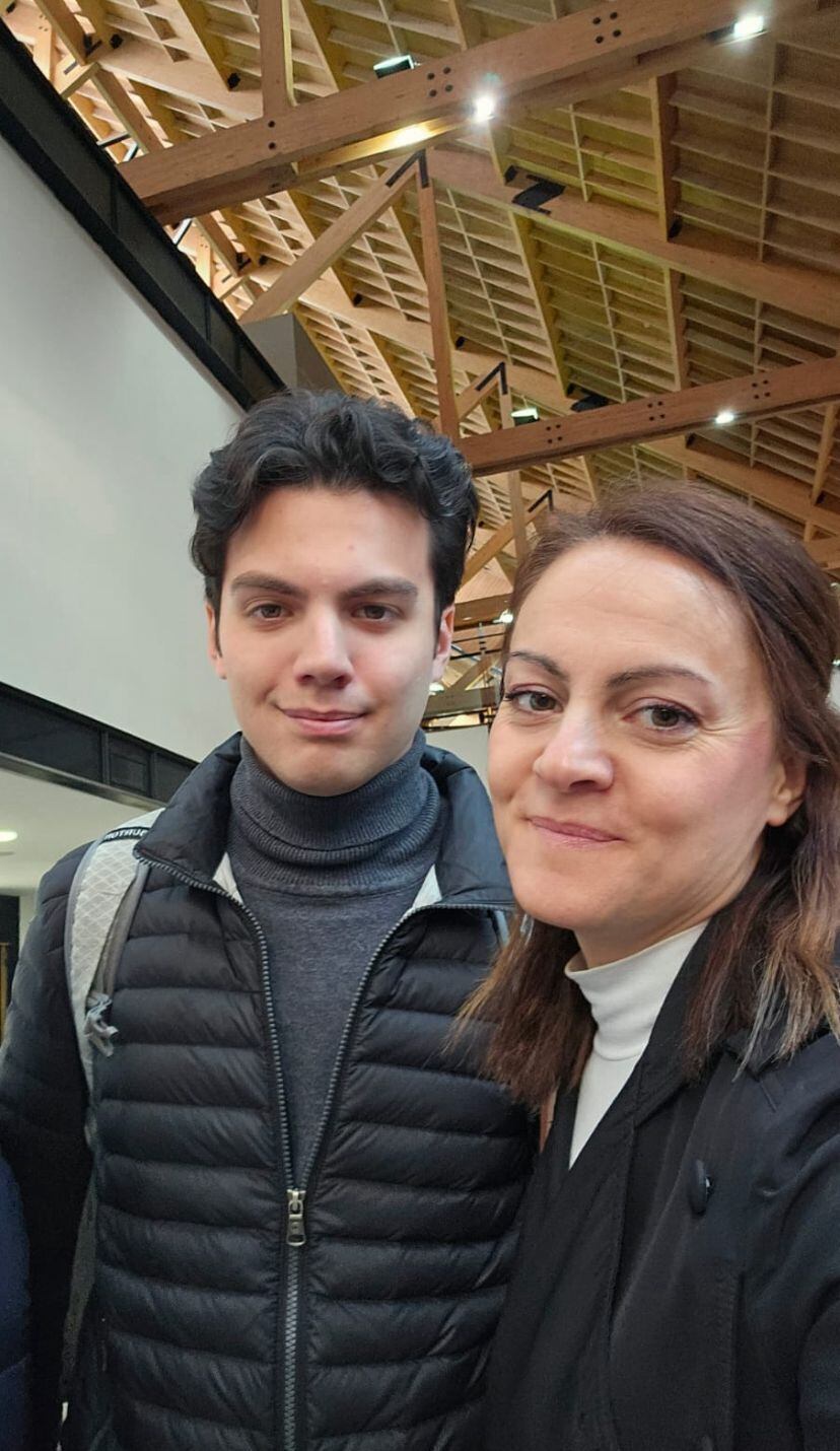 Gianni junto a su mamá