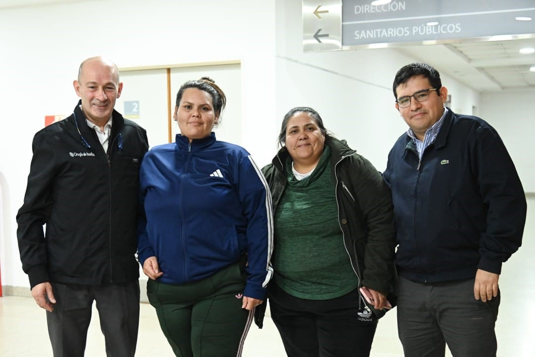 El Dr. Guillermo Domínguez, junto Araceli, la mamá del niño intervenido, la abuela del pequeño y el cirujano pediátrico Dr. Pierre Mejía Córdova
