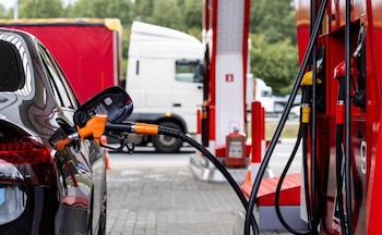 Rusia aplicó cupos de venta de combustible e importó gasolina desde India, Marruecos y Singapur para enfrentar la escasez (REUTERS/Maxim Shemetov/Archivo)