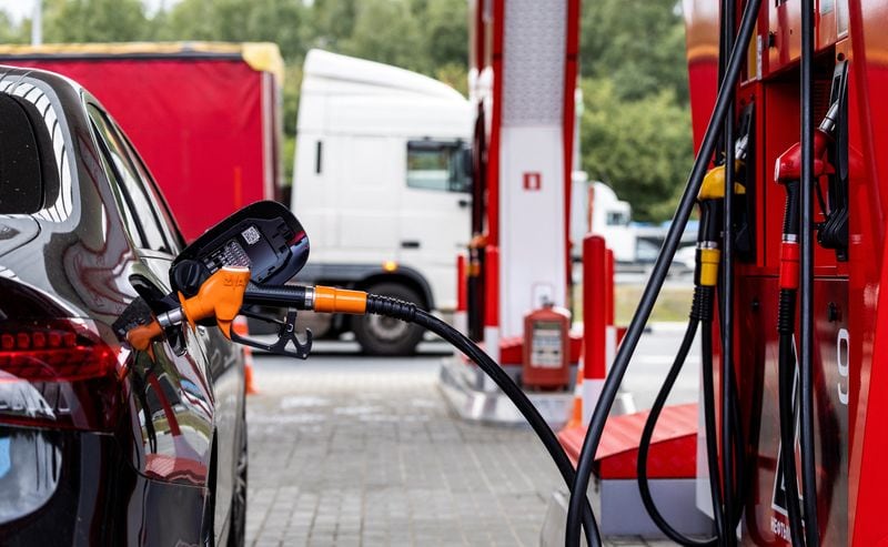Rusia aplicó cupos de venta de combustible e importó gasolina desde India, Marruecos y Singapur para enfrentar la escasez (REUTERS/Maxim Shemetov/Archivo)