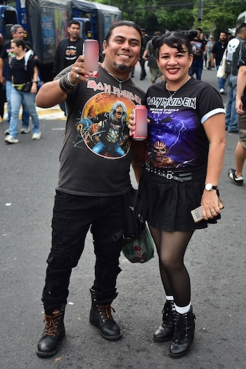 Cientos de admiradores locales e internacionales vistieron la famosa calavera distintiva del grupo inglés durante las horas previas al gran concierto pactado para el cinco de octubre en el recinto capitalino (Foto Infobae Centroamérica / Emerson Del Cid)
