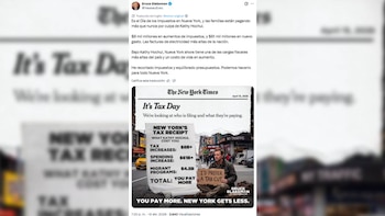 Captura de pantalla de un tuit. Un hombre en una calle de Nueva York sostiene un cartel "Prefiero un recorte de impuestos" junto a un gran recibo fiscal detallado