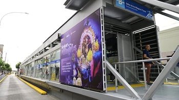 Metropolitano rebautiza estación Tacna por el Señor de los Milagros y acerca a fieles a las Nazarenas