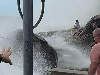 La actriz fue arrastrada mientras practicaba yoga en un sector rocoso