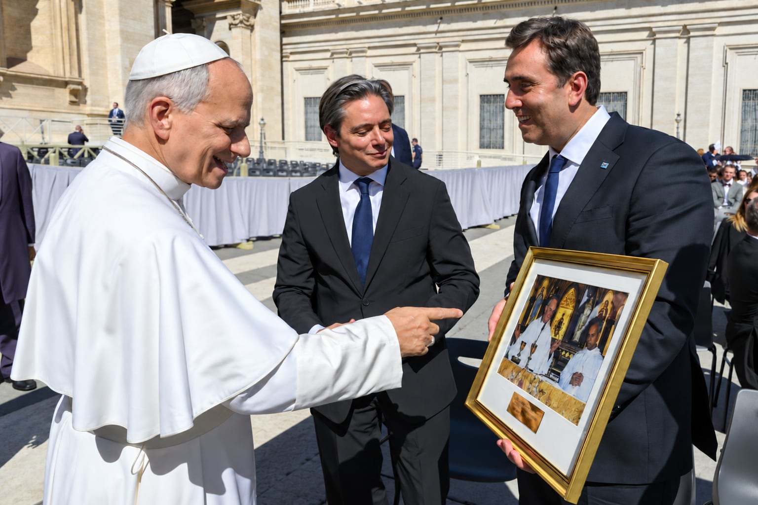 El Papa León XIV recibe una foto enmarcada por parte de Leo Boto, Intendente de Luján, y Christian Asinelli, Vicepresidente de CAF.