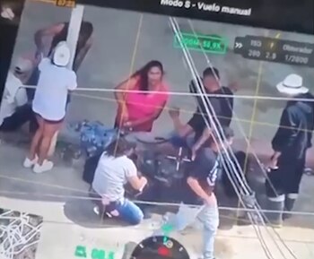 Imágenes aéreas obtenidas en El Plateado muestran el uso de colegios rurales para la elaboración clandestina de bombas destinadas a ataques contra el Ejército colombiano - crédito Captura de Video Noticias RCN