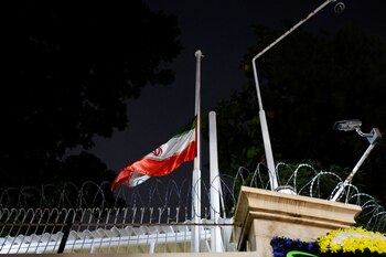 Una bandera iraní ondea a