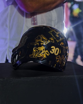 Los Guerreros de Oaxaca presentan uniformes y cascos intervenidos por artistas locales con motivos prehispánicos y oaxaqueños. (X/ @GuerrerosOax)