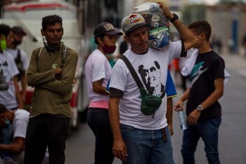 Un sujeto viste una camiseta