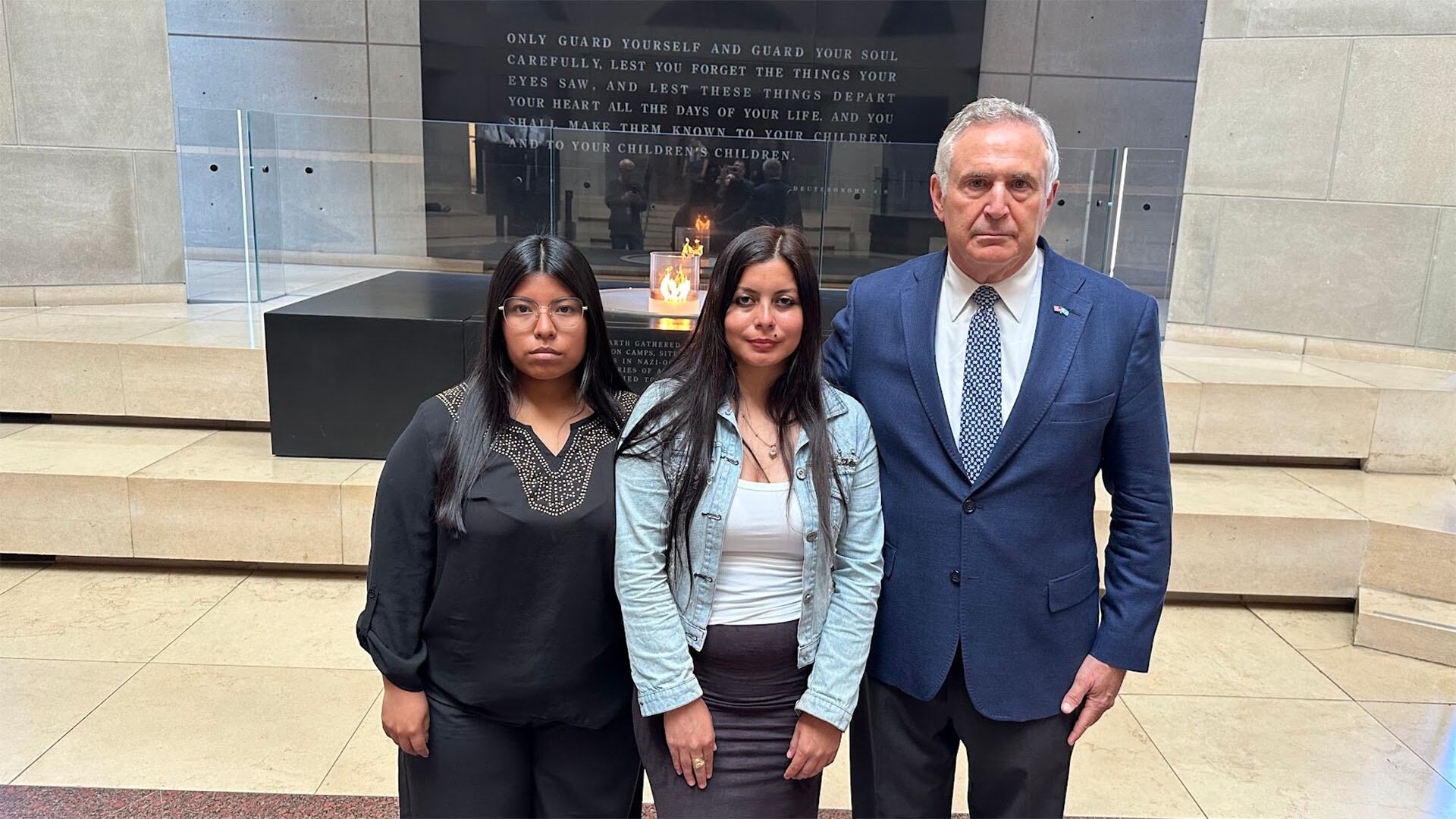 La estudiante Agustina Cruz, la docente Lorena Gordillo y el exembajador de Estados Unidos, Marc Stanley, en el Museo del Holocausto, en Washington