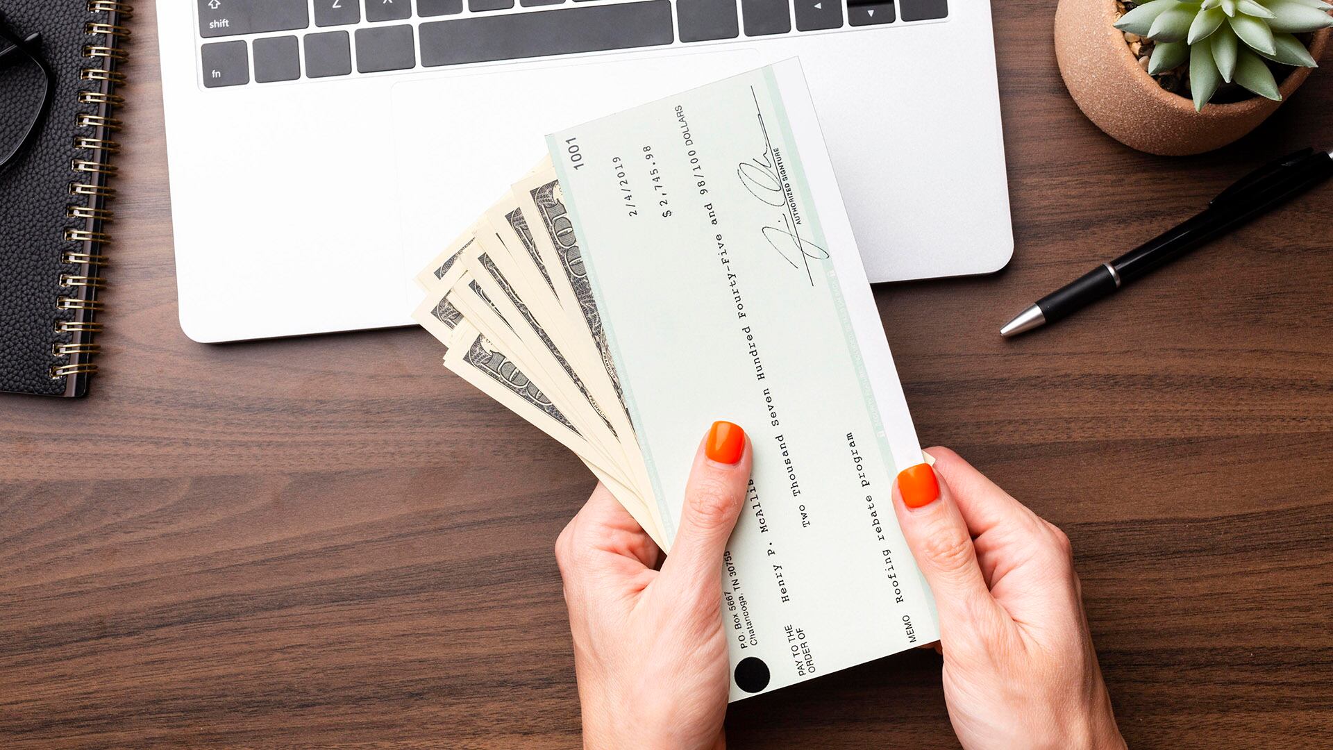 El uso de criptomonedas y efectivo podría suplir al cheque papel en algunos sectores informales (Freepik)