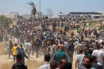 La gente camina mientras los