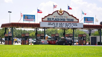 La montaña rusa Titan se detuvo por un corte de energía en Six Flags Over Texas a 75 metros de altura
