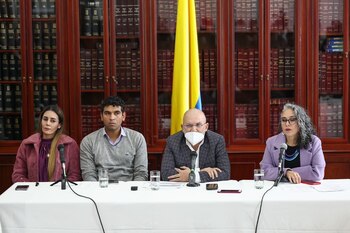 Rueda de prensa donde senadores
